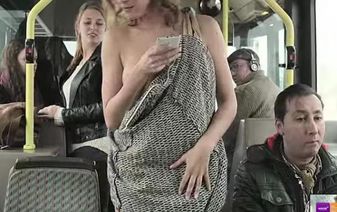 GOLA ŽENA U AUTOBUSU: Prisutni u ČUDU! (VIDEO 18+)