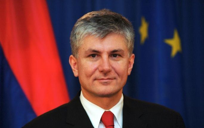 ZORAN DJINDJIC-SAMO BOMBARDUJTE, POPUSTIĆE ONI