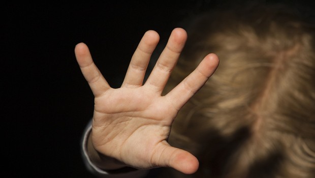 MAJKA NAPLAĆIVALA SILOVANJE ĆERKE (11) OSAM EVRA: Kad se devojčica opirala, ona ju je kažnjavala na MONSTRUOZAN način