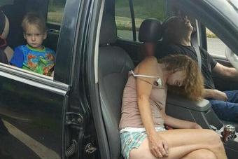Fotografije šokirale javnost: Predozirani roditelji u automobilu sa četverogodišnjim djetetom
