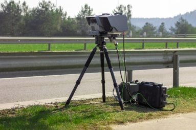 Upozoravao vozače na radar – policija mu isplaćuje 50.000 dolara VIDEO