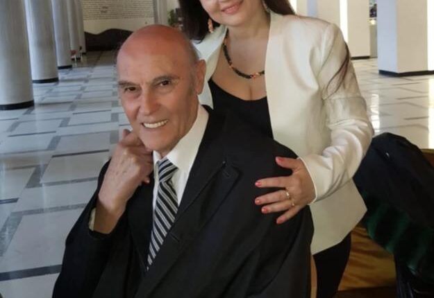 (FOTO) LEGENDARNI SRPSKI PEVAČ (88) U VEZI SA 41 GODINOM MLAĐOM KOLEGINICOM!