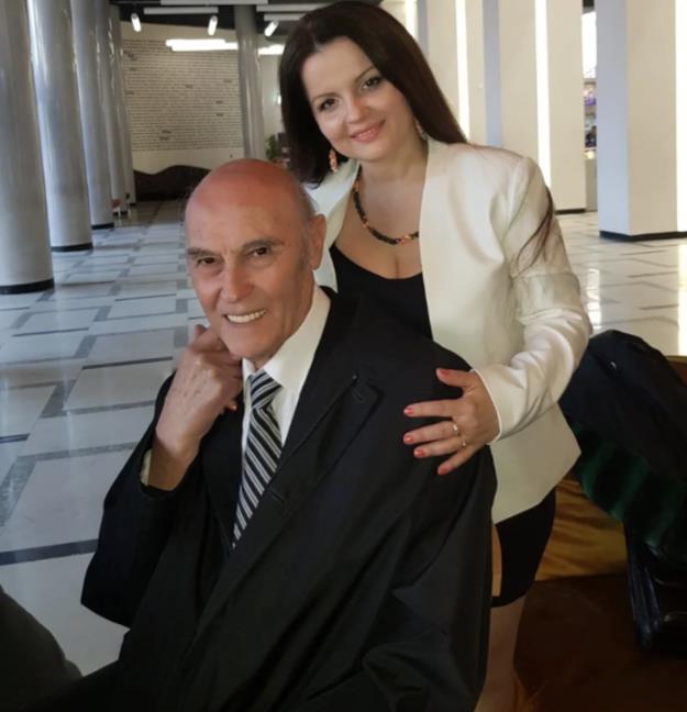 (FOTO) LEGENDARNI SRPSKI PEVAČ (88) U VEZI SA 41 GODINOM MLAĐOM KOLEGINICOM!